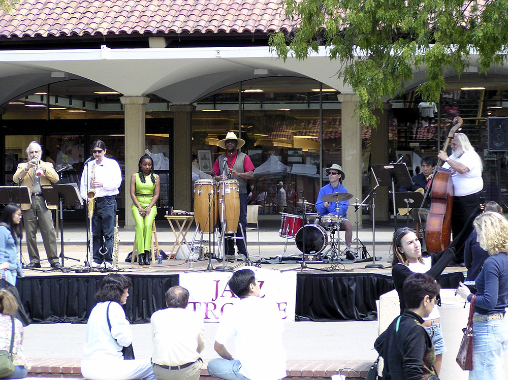 Free jazz in front of the Book Store